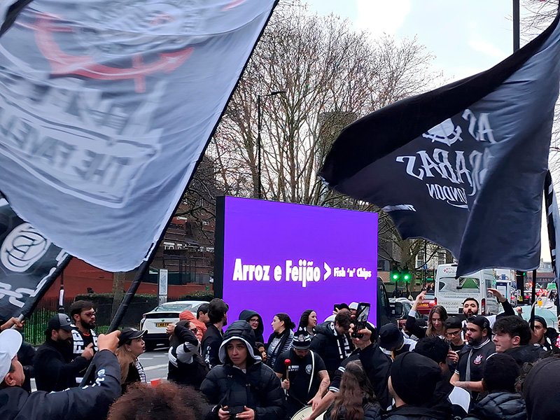 Broto Legal celebra o patrocínio ao time feminino do Corinthians com ação de OOH durante a final da FIFA Women’s Champions Cup 2026, em Londres